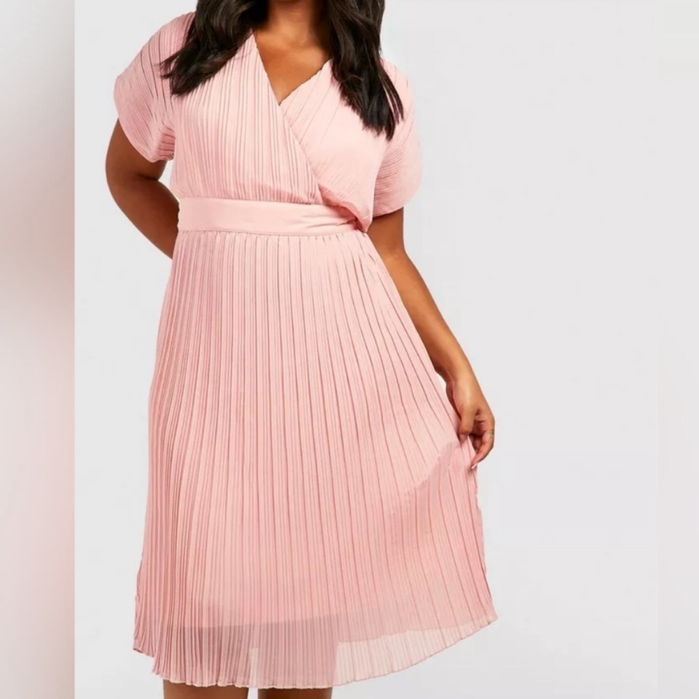 NWT Boohoo PLUS OCCASION
PLEATED Wrap MIDI DRESS Blush size 14 - Picture 3 of 12